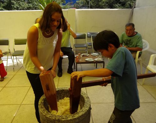 サンパウロ市内の日系団体でお餅つきをするブラジルの子どもたち