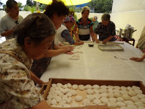 サンパウロ市内の日系団体でついた餅を丸める日本人や日系二世の女性たち