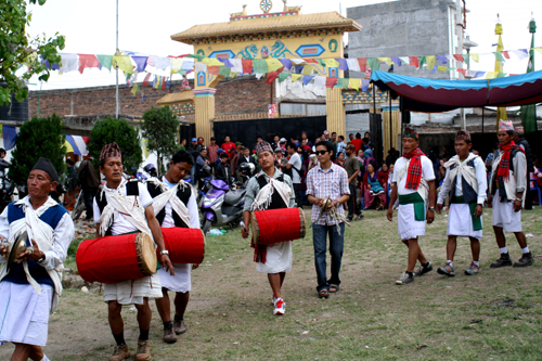 グルン男性の民族衣装は襷がけスタイル