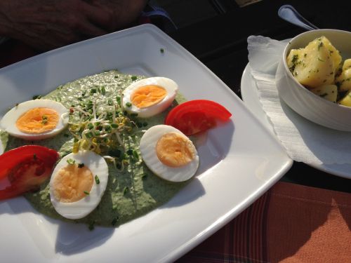 ゆで卵と茹でジャガイモと一緒にいただきます。