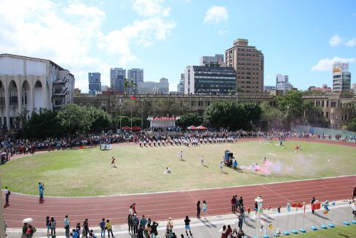 運動場では3000mリレーの大会、マーチングバンドの演技披露も