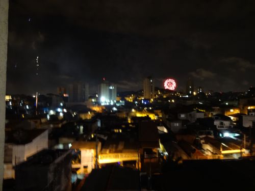 年明けの深夜0時から30分から1時間ほどサンパウロの住宅街の広範囲で打ち上げられる花火