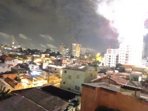 年明けの深夜0時から30分から1時間ほどサンパウロの広範囲の住宅街で打ち上げられる花火。爆音と煙に包まれる。