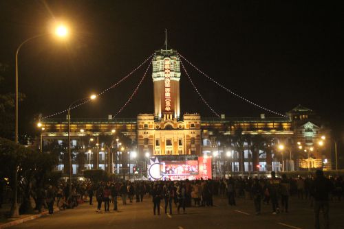 日の出に合わせて行われる国旗掲揚