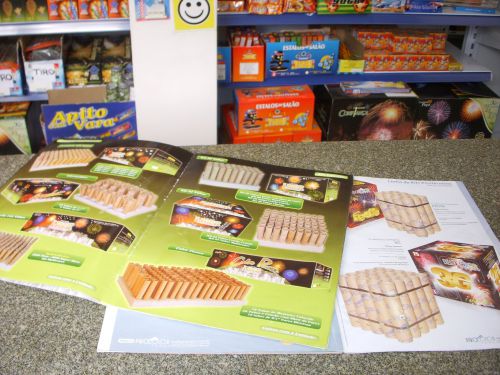 年明けの深夜0時から30分から1時間ほどサンパウロの住宅街で打ち上げられる連続花火でポピュラーな商品のカタログ。