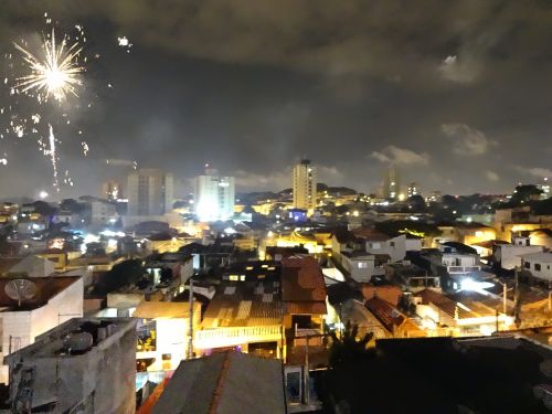 年明けの深夜0時から30分から1時間ほどサンパウロの住宅街で打ち上げられる花火