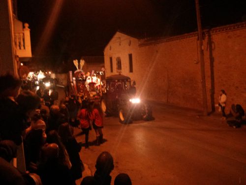 市町村のは見た目のレベルは下がりますが山車を追いかけてたくさん飴をゲットできる参加型の楽しみがあります