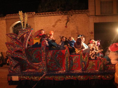 市町村のカバルガータでは事前に申し込んでいれば山車に乗って参加できます