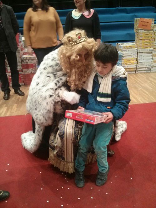 三賢者のなかでお気に入りの人を指名してプレゼントを取りに行きます。賢者への崇敬が皆無なわが子は一番空いている人を選んで行くよう（笑）