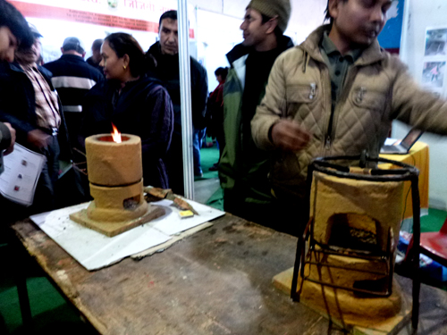 薪をくべる簡易かまどは土製、金属製と様々なタイプが出ています。