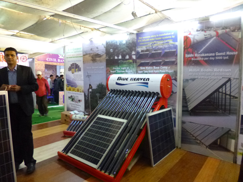 太陽熱温水設備とソーラーパネル