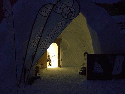 イグルーからもれる明かりが、暗い雪山を暖かい気分にさせてくれます。