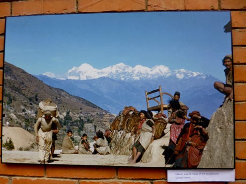 背負子で荷を運ぶ人々　山がきれいです！