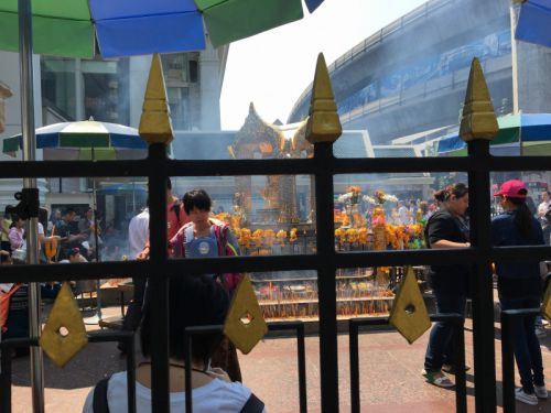 人々がたてた線香の煙で辺りは真っ白です