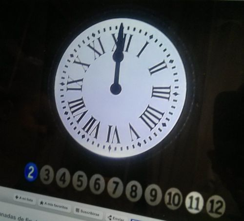 マドリードのソル広場のカウントダウンはテレビでも生中継。年明け12秒前から始まるカウントダウンの鐘の音に合わせてでるテロップを見ながら1粒ずつぶどうを口に入れていきます。