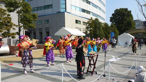 沿道のイベントスペースではショーやダンスが行われていました。
