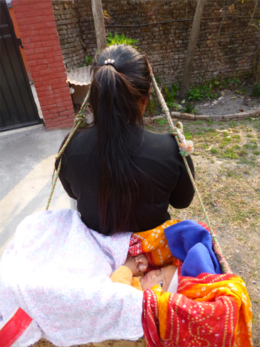 赤ちゃんは安心して横になっています。