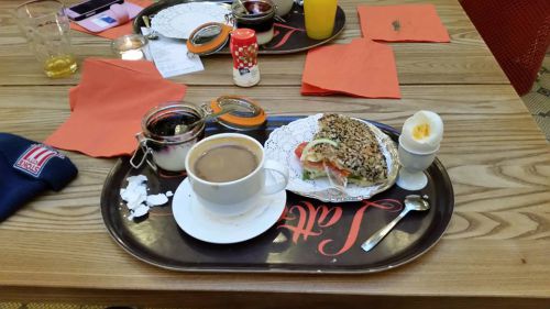 朝食セットもあります。イースト風味漂う有機パンで作られたサンドウィッチに、ヨーグルトの入れ物も気品があります。