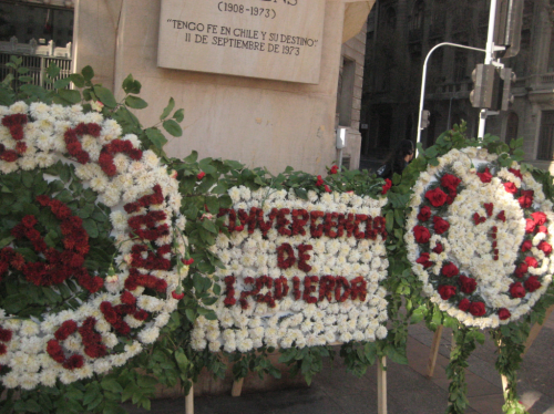 アジェンデ大統領の記念日に銅像の前に供えられた花