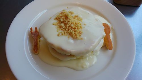 とろとろのソースにつつまれたパンケーキ。