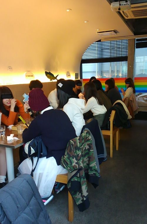 コンパクトなお店。入れる人数が限られています。