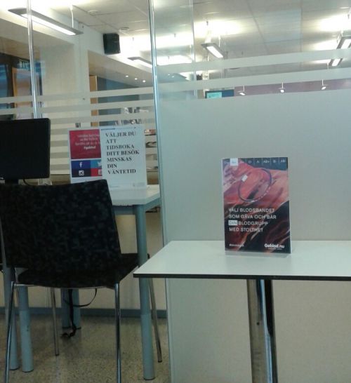 血液センターにて。新たな献血処遇品「血液型ブレスレット」の紹介ポスター