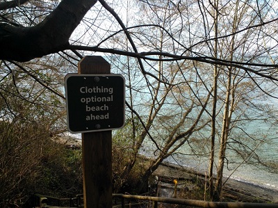 この先、裸でも洋服を着ていてもＯＫのビーチの看板が