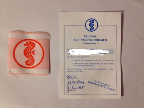 水泳の初級、タツノオトシゴ取得をすると証書とワッペンをもらえる。