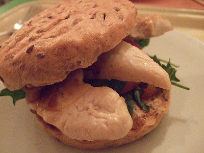 『Gärtnerei』の新メニュー、ハンバーガー。具材がしっかりしていて美味でしたが、12.5スイスフラン（約１４５０円）の割りに（スイス価格！）小ぶりで、もの足りなかったです（苦笑）。