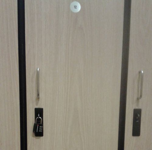 しかしロッカーが電子化されているジムは少なく、南京錠を各自持参します。