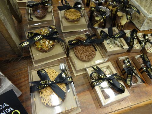 卵型を半分に割ったチョコの器にチョコクリームを詰め、様々なトッピングを施した復活祭向けの贈り物