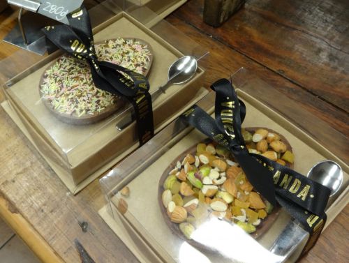 卵型を半分に割ったチョコの器にチョコクリームを詰め、様々なトッピングを施した復活祭向けの贈り物