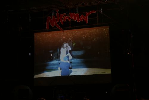 プロポーズを映す場内の画面