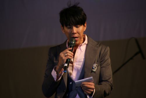 司会進行役のDJ  Dennis（本名は區耕祥、Dennis Au）