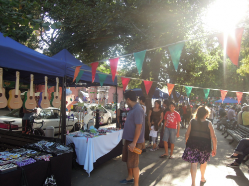 週末になると開かれるマーケット。手作りの品や骨董品など色々並んでいて面白い。