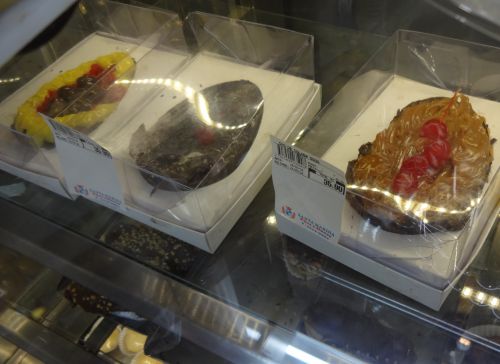 庶民のパン屋さんで見かけるドーセ・デ・レイチ（牛乳と砂糖を煮詰めたクリーム）やチョコクリームが卵型チョコの殻に詰まった商品