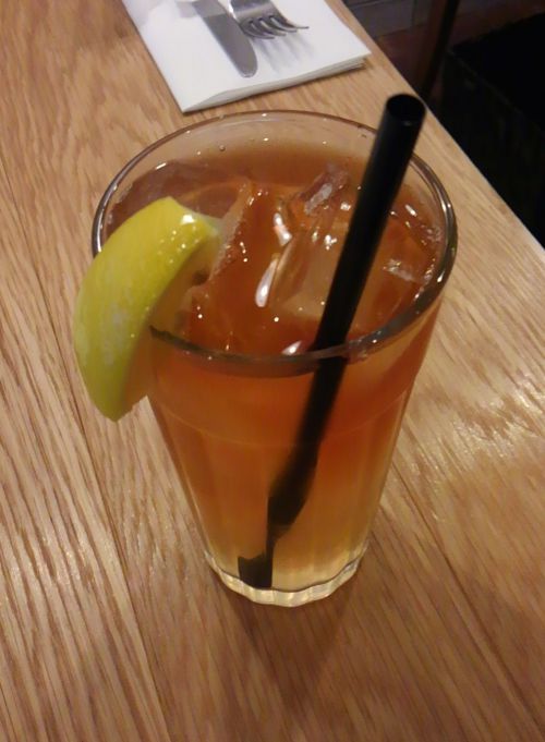 こちらはアーノルドパーマー。アイスティーとレモネードを合わせたもの。