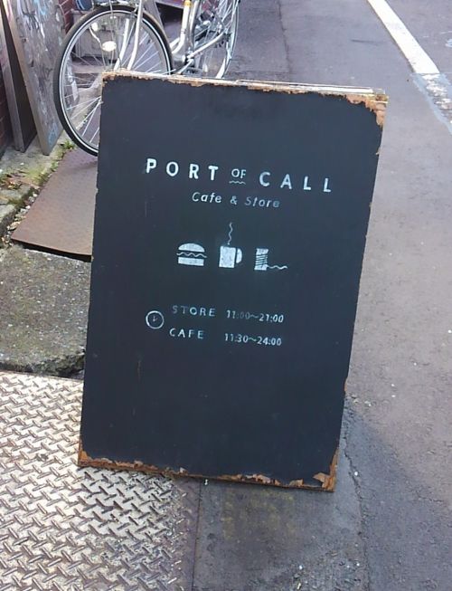 お店の前の看板が目印。