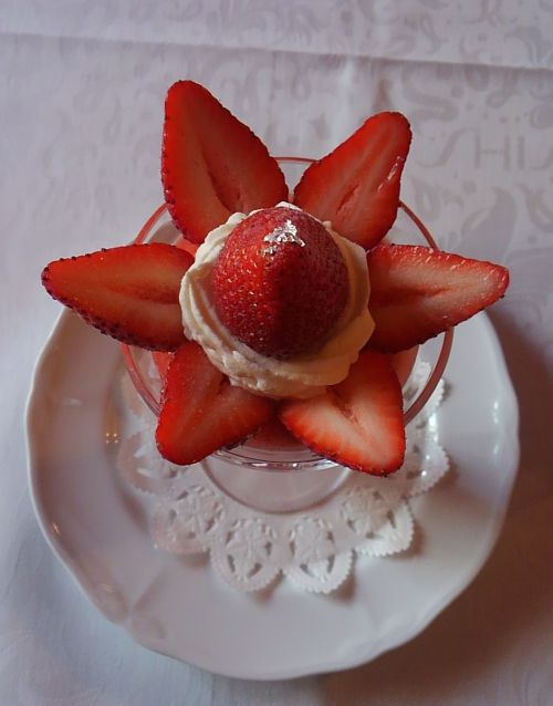 花が咲いたように美しく苺が飾られたパフェ。
