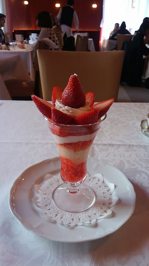 シックな店内でいただく上品な苺パフェ。