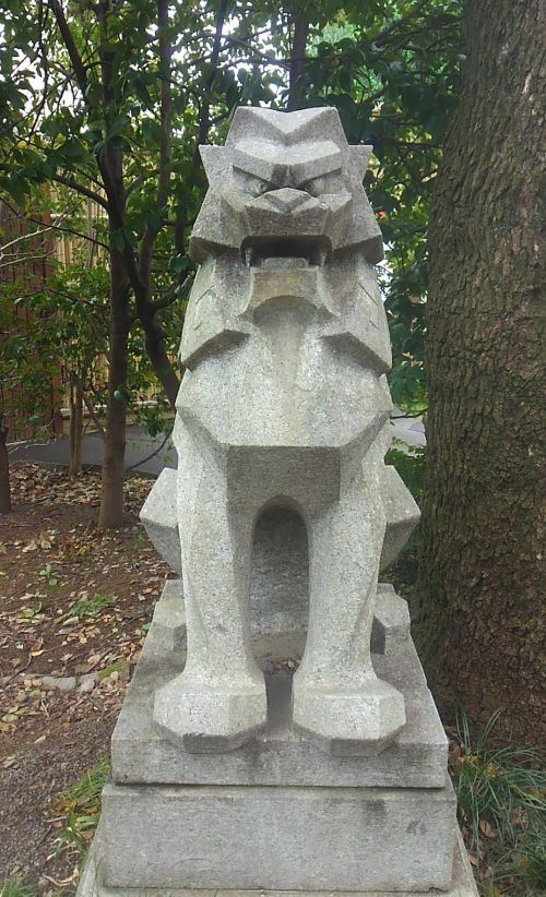 とてもモダンな狛犬。
