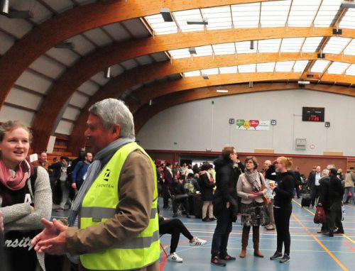 負傷しなかった人々の避難所となった空港近郊のスポーツセンター