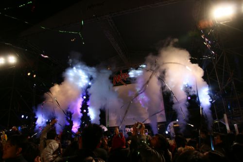 イベントはスモークとテープシャワーでお開き