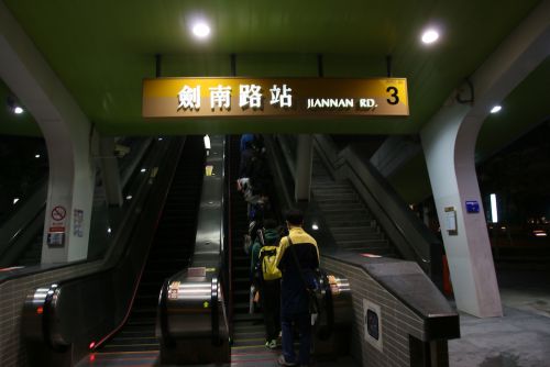 エスカレーターを上り……