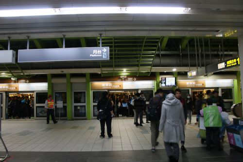 改札を抜け、すぐ向かいのホームで列車を待ちます