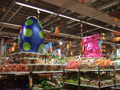 スーパーマーケットに行けば、この通りイースターチョコレートコーナーが充実（笑）。