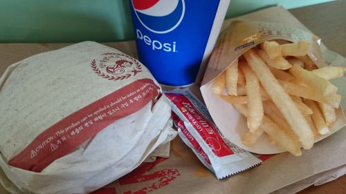 包み紙もレトロ、３月末までイベント期間でセットが4800ウォン(約465円)