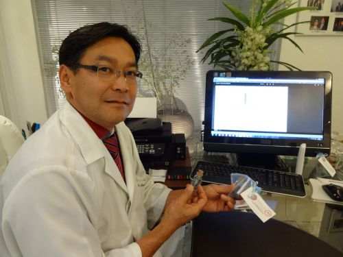 クロタラリアの種子の種子を妊婦さんに配布している不妊治療クリニックFerticlinの中野英二医師