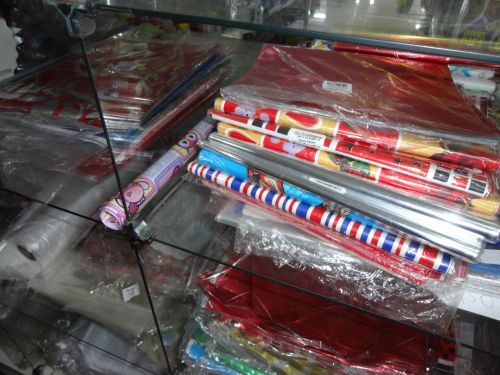 食料雑貨店で販売されるブラジルでポピュラーなプレゼント用の包装袋