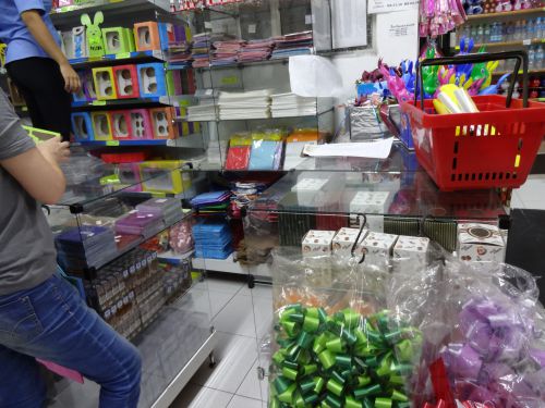 食料雑貨店でプレゼントの包装用品を販売するコーナー